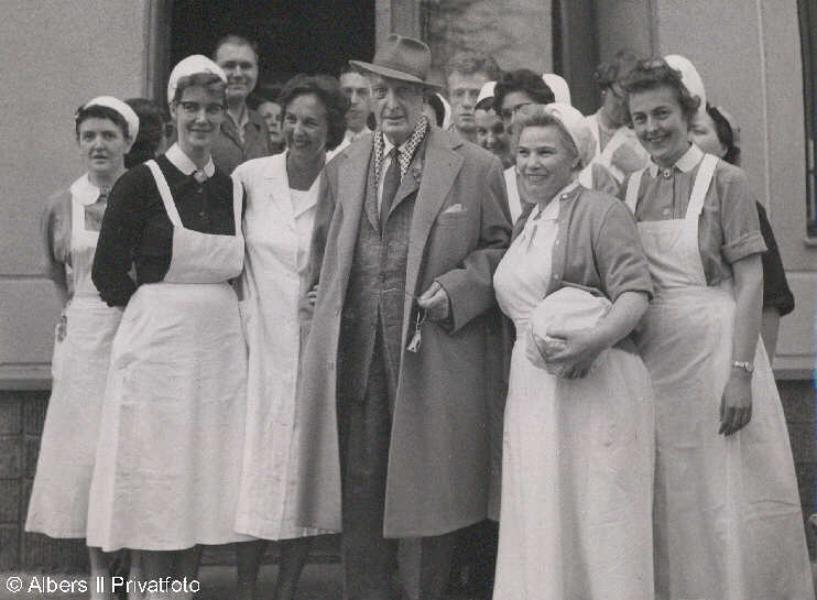 Nach seinem Unfall im Circus Knie wurde Hans Albers in eine Wiener Klinik eingeliefert. An seinem Entlassungstag verabschieden sich Schwestern und Pfleger von ihm. Einige Wochen spter verstarb er.