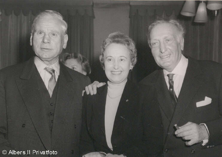 Der Hamburger Brgermeister Max Brauer mit Gattin Erna Brauer und Hans Albers