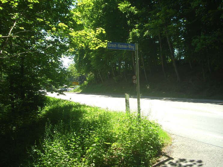 Einmndung des Ernst-Henne-Weges in die Tutzinger Strae (Mai 2017)